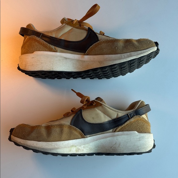 Nike Waffle Debut Running Shoes
DH9523-100 Women's Sz 8.5 - Picture 2 of 8